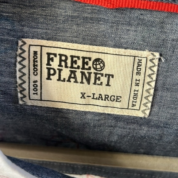 Free planet Men’s Christmas Holiday Short Sleeve Button Down Shirt NWT - Picture 4 of 11